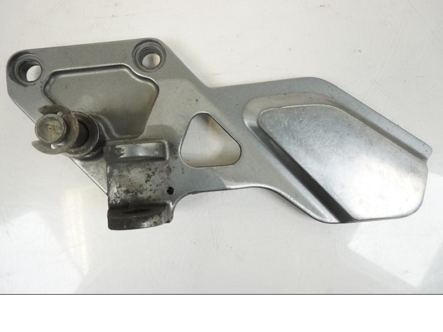 Baksidan på Fotpinnefäste från en Kawasaki ZZR 1100 -1994 motorcykel.