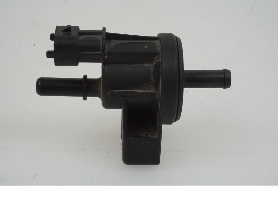 Höger sida på Fuel Evap System från en KTM 1290 Super Duke -2019 motorcykel.