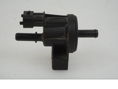 Höger sida på Fuel Evap System från en KTM 1290 Super Duke -2019 motorcykel.