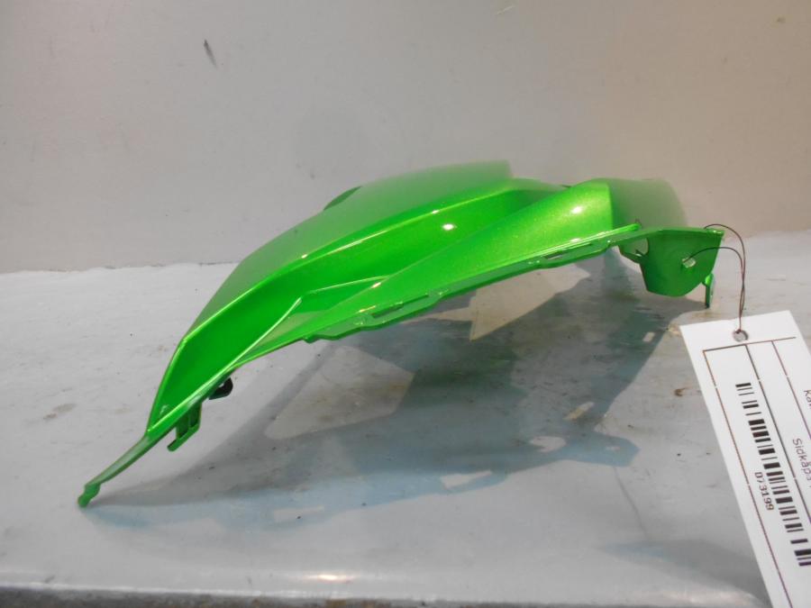 Höger sida på Sidkåpa från en Kawasaki ER-6F -2012 motorcykel.