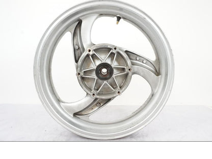 Snett nerifrån på Fälg från en Honda NT 650 V -2002 motorcykel.