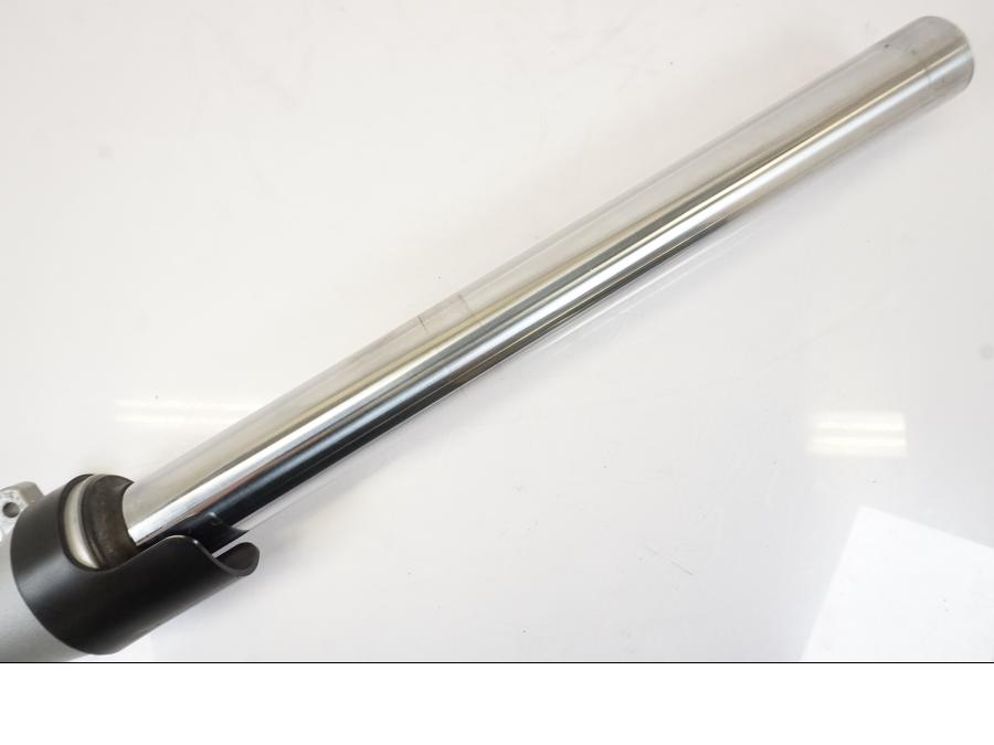 Snett uppifrån på Gaffelben från en Honda NT 700 -2008 motorcykel.