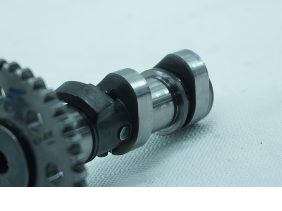 Höger sida på Kamaxel från en KTM Alla -2019 motorcykel.