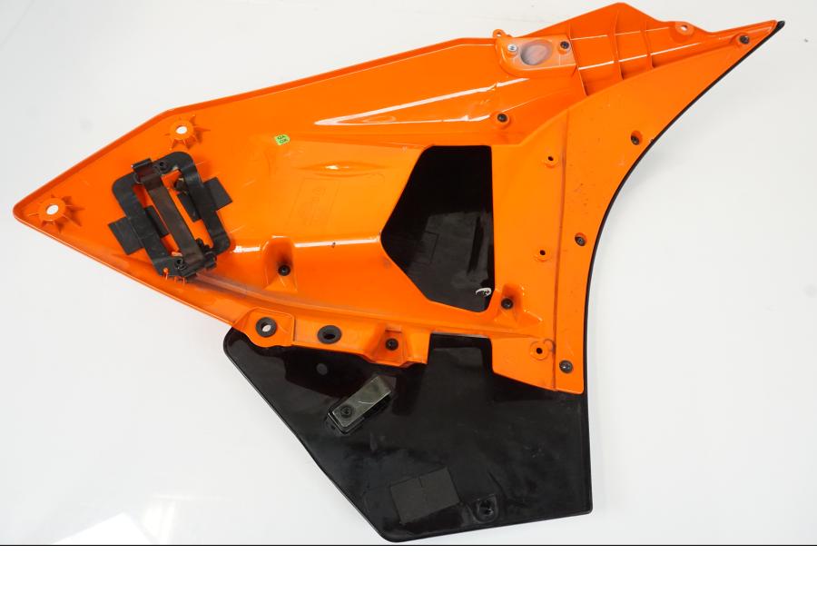 Snett uppifrån på Sidkåpa från en KTM RC 390 -2017 motorcykel.