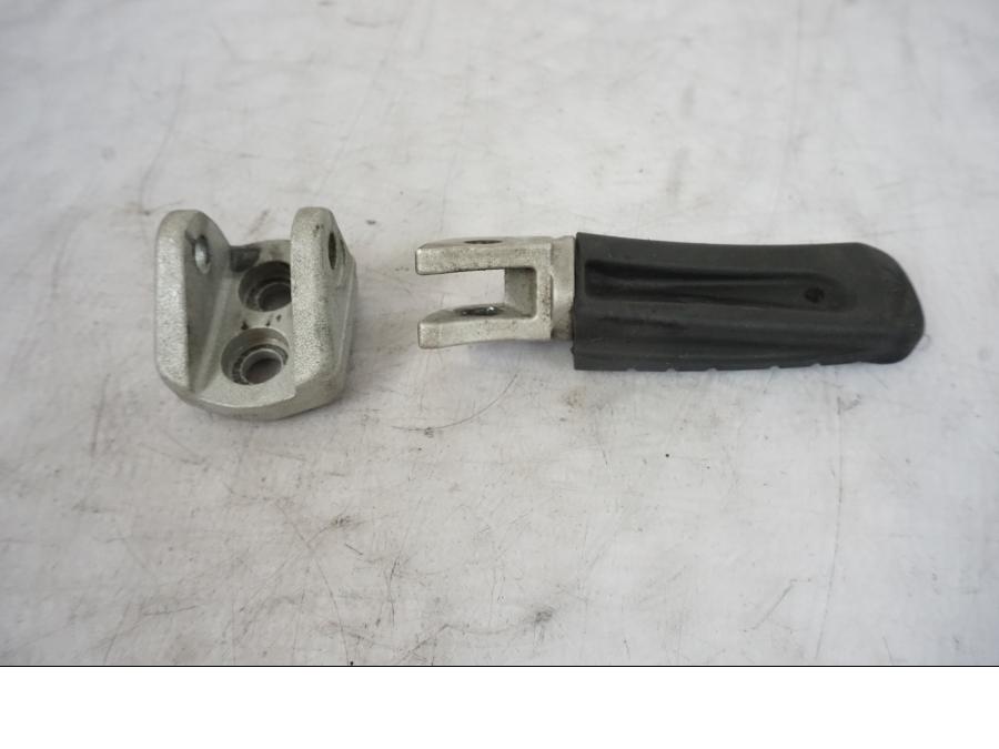 Höger sida på Fotpinne från en KTM 690 Duke -2014 motorcykel.