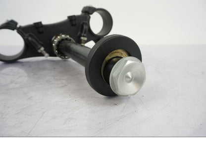 Snett nerifrån på Gaffelkrona från en KTM 1290 Super Duke -2019 motorcykel.