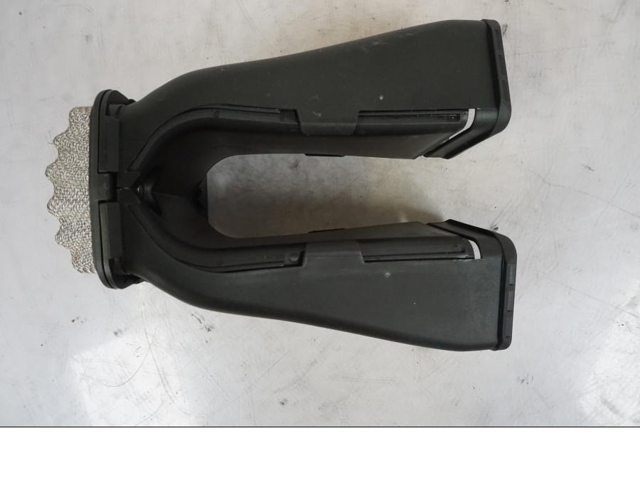 Snett nerifrån på Luftrör från en KTM 1290 Super Duke R -2023 motorcykel.