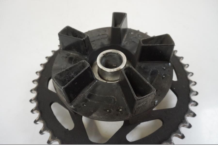 Snett nerifrån på Drevfäste från en BMW S 1000 R -2019 motorcykel.