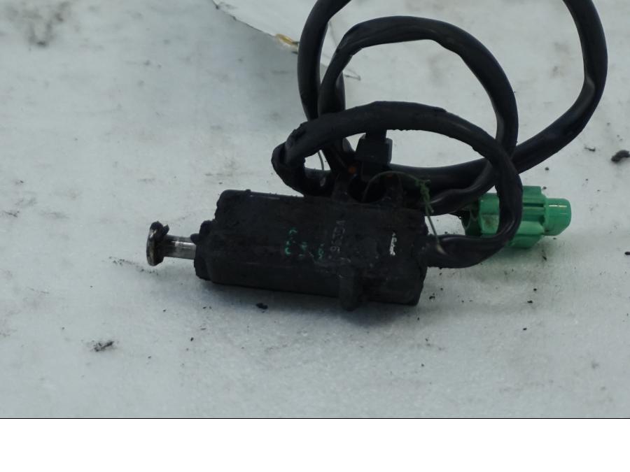 Baksidan på Sidostödsbrytare från en Suzuki DL 1000 -2016 motorcykel.