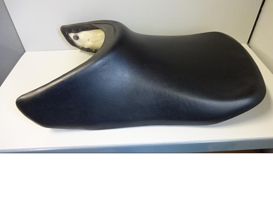 Framsidan på Sadel från en Honda ST 1300 -2002 motorcykel.