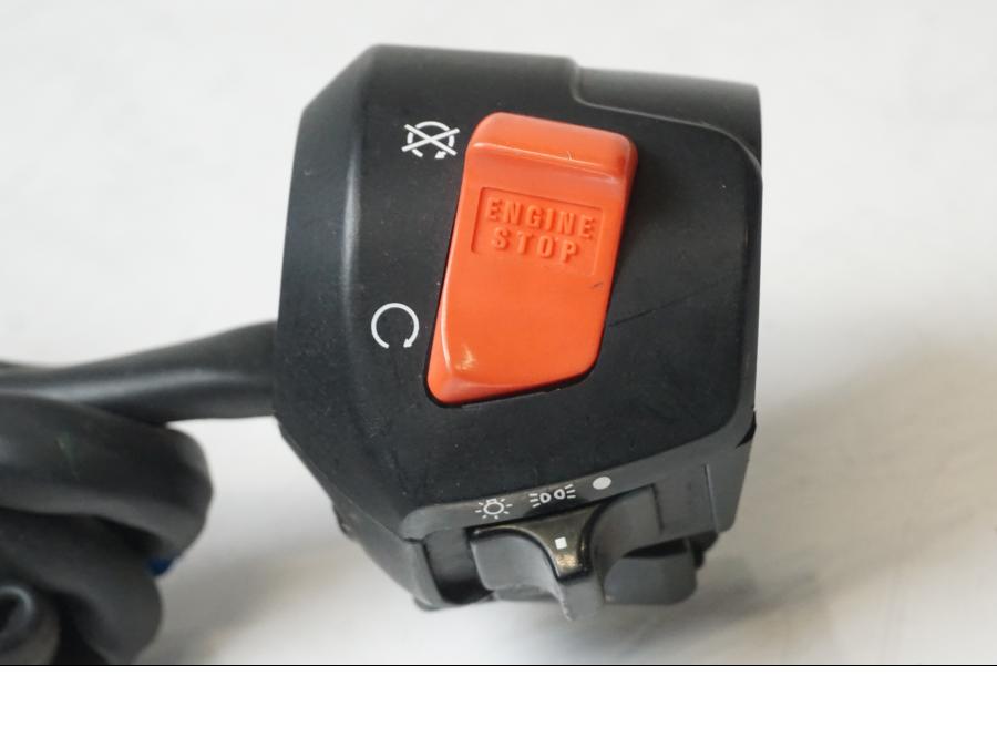 Snett nerifrån på <p>Styrelreglage höger från Honda CBR 600 F 1997.</p>

<p>Med ljusbrytare.</p> motorcykel.