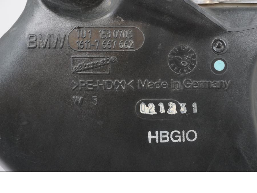 Snett nerifrån på Bensintank från en BMW R 1200 GS -2005 motorcykel.