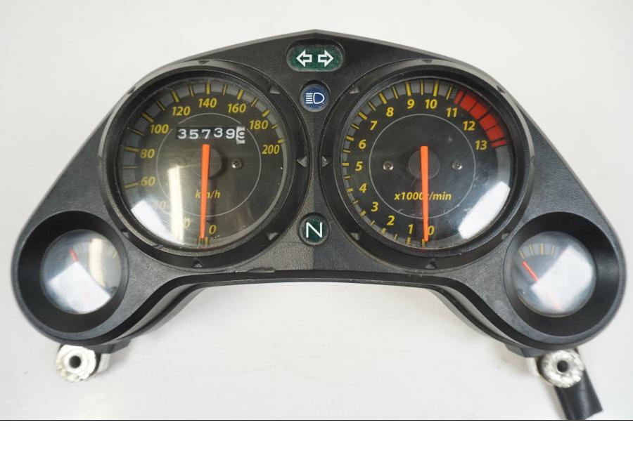 Baksidan på Instrumentpanel från en Honda CBR 125 R -2006 motorcykel.