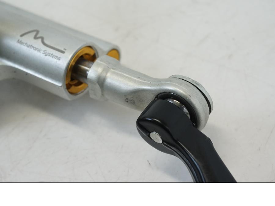 Snett nerifrån på Styrdämpare Öhlins från en Ducati Streetfighter V4 -2020 motorcykel.