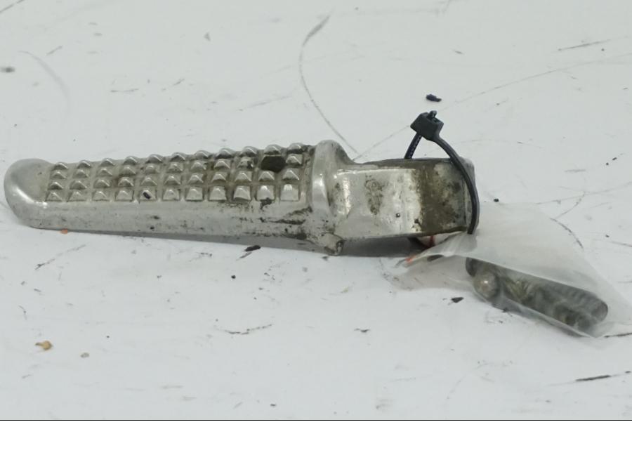 Framsidan på Fotpinne från en Honda CBR 900 RR -2002 motorcykel.