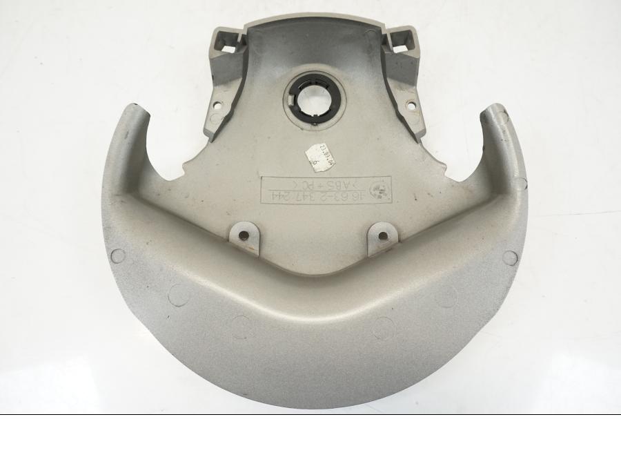 Snett nerifrån på Styrkåpa från en BMW K 1200 LT -2004 motorcykel.