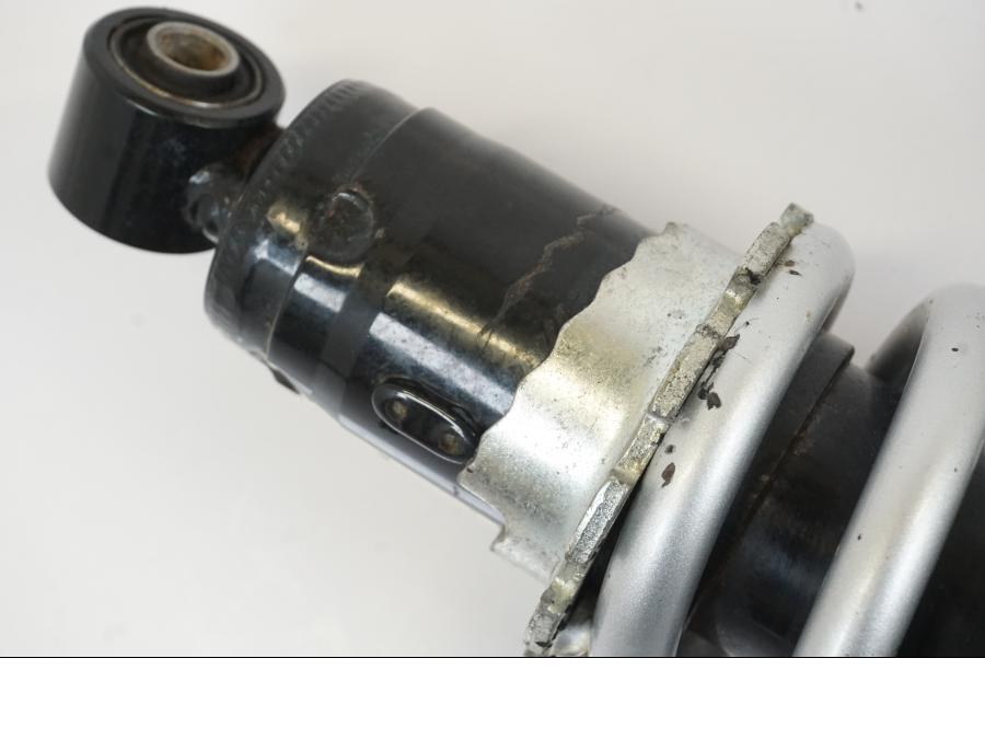 Snett nerifrån på Stötdämpare från en Yamaha MT-07 -2016 motorcykel.