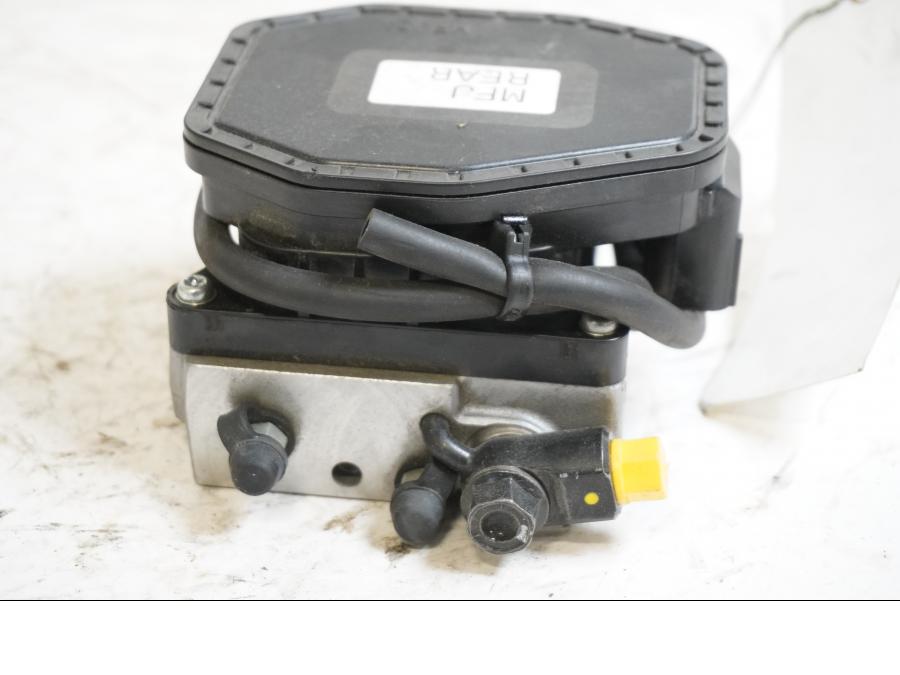 Höger sida på ABS Modulator från en Honda CBR 1000 RR -2009 motorcykel.