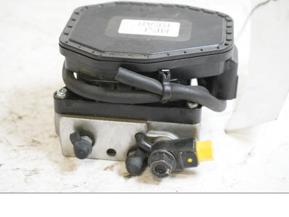 Höger sida på ABS Modulator från en Honda CBR 1000 RR -2009 motorcykel.