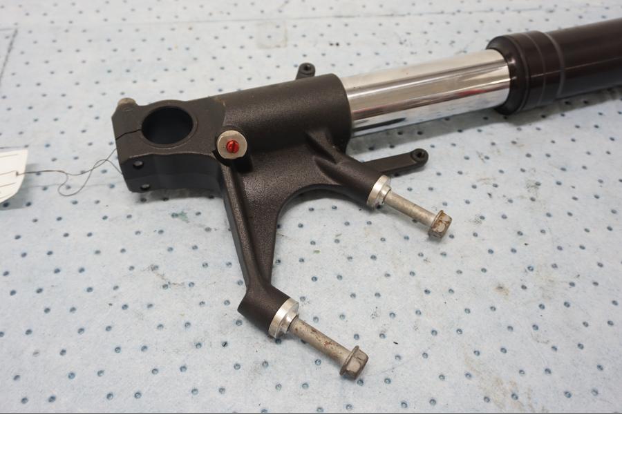 Höger sida på Gaffelben från en Honda CBR 1000 RR -2011 motorcykel.