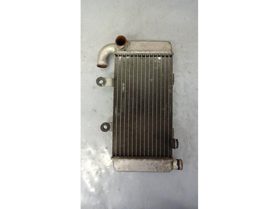 Baksidan på Vattenkyl från en Honda VTR 1000 F -1997 motorcykel.