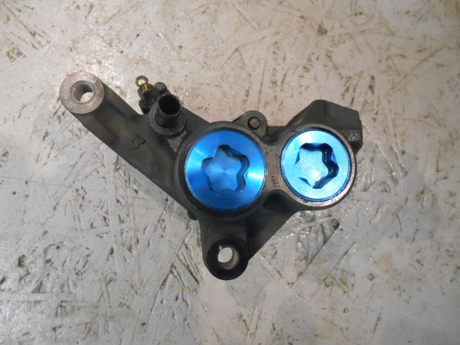 Framsidan på Bromsok från en Yamaha YZF R6 -2000 motorcykel.