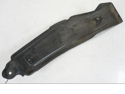 Snett nerifrån på Ramskydd från en Suzuki VZR 1800 -2009 motorcykel.