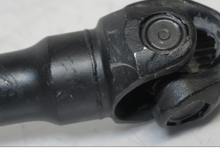 Snett nerifrån på <p>Kardanaxel från BMW K 1300 GT 2009.</p>

<p>Med båda knutar. Repor och slitage av lack se bilder.</p> motorcykel.