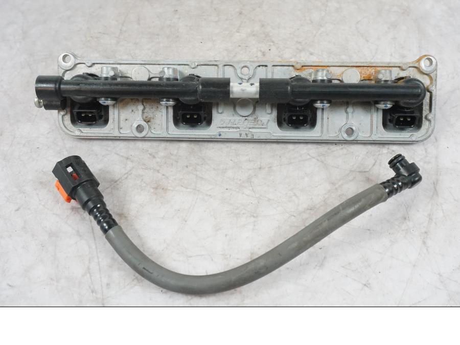 Framsidan på Fuel Rail från en Kawasaki ZX-6R -2006 motorcykel.