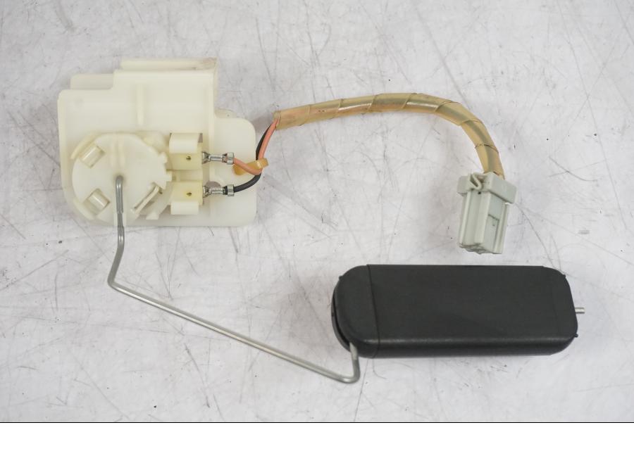 Höger sida på Bensintankgivare från en Suzuki GSF 1250 -2010 motorcykel.