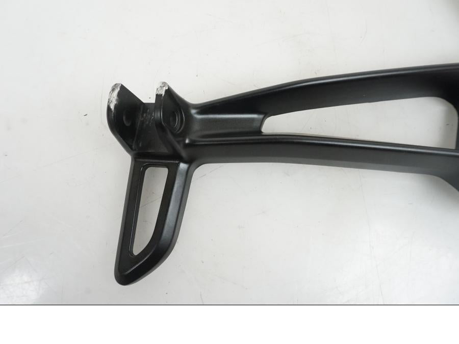 Snett nerifrån på Fotpinnefäste från en Yamaha MT-07 -2014 motorcykel.