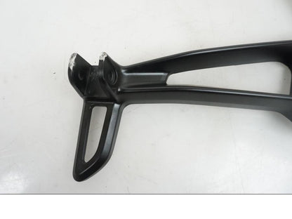 Snett nerifrån på Fotpinnefäste från en Yamaha MT-07 -2014 motorcykel.