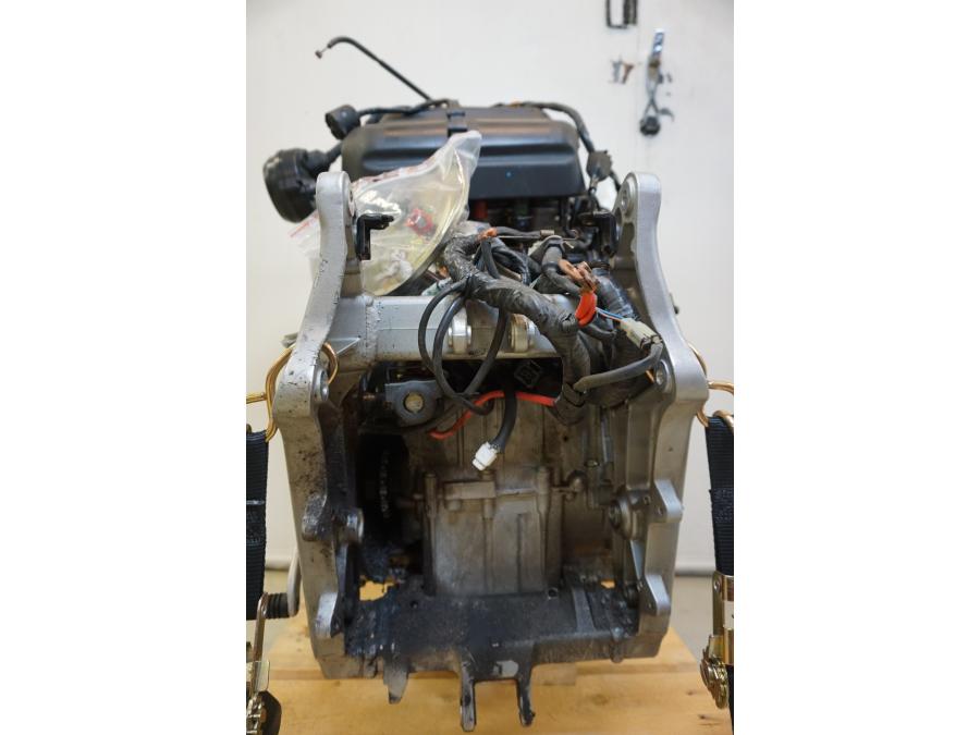 Vänster sida på Motorpaket från en Triumph TT 600 -2002 motorcykel.