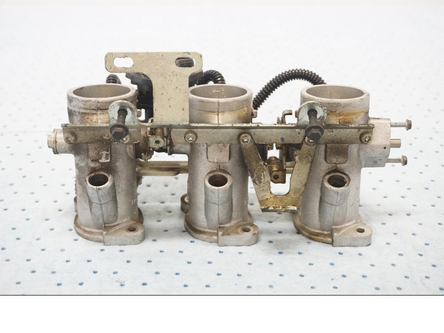 Baksidan på Spjällhus från en Triumph Tiger -2001 motorcykel.