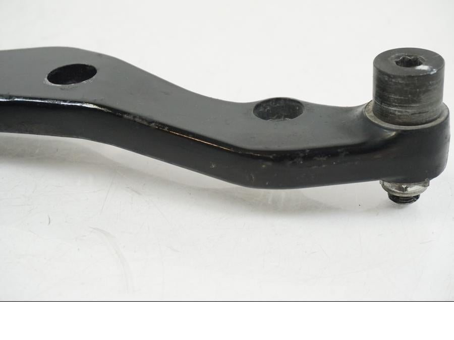 Snett nerifrån på Bromsoksfäste från en Suzuki VS 1400 -1999 motorcykel.