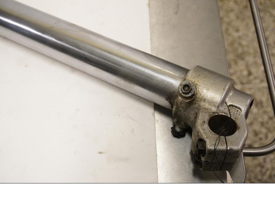 Baksidan på Gaffelben från en KTM 625 SC SM -2002 motorcykel.