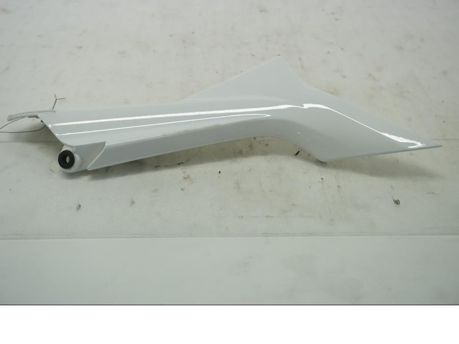 Framsidan på Sidopanel från en MV Agusta Brutale 800 -2014 motorcykel.