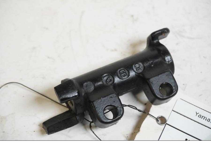 Framsidan på Bromsfördelare från en Yamaha FZ-S 600 -1998 motorcykel.