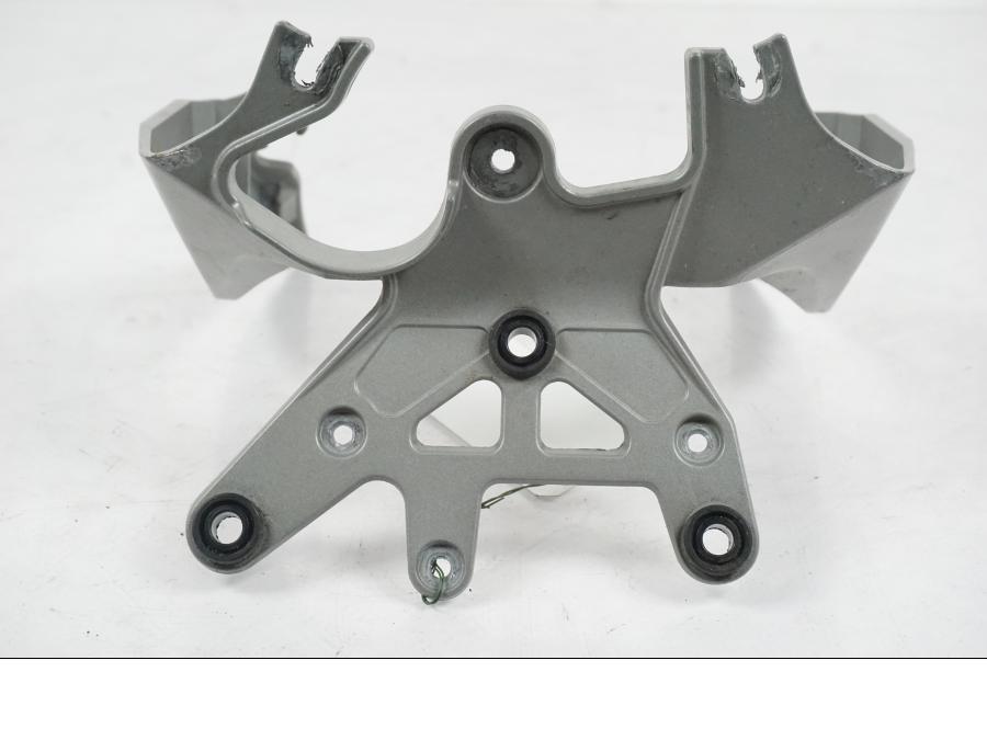 Snett nerifrån på Strålkastarfäste från en MV Agusta Dragster -2014 motorcykel.