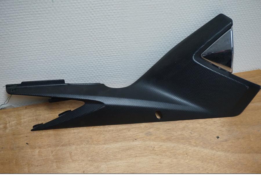 Framsidan på Sidopanel från en Suzuki GSF 650 -2011 motorcykel.