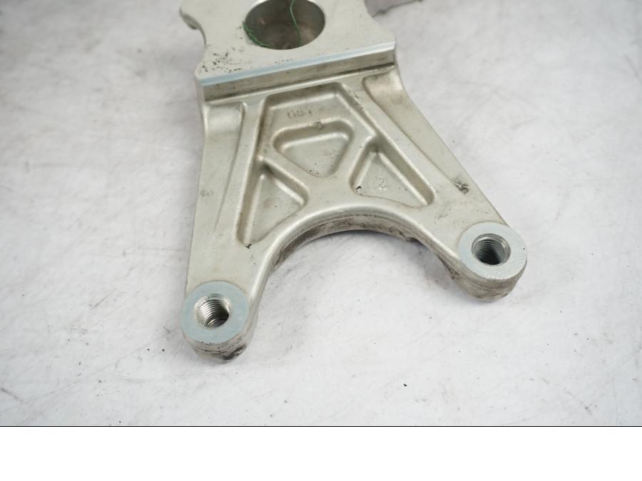 Baksidan på Bromsoksfäste från en Yamaha YZF 1000 R1 -2001 motorcykel.