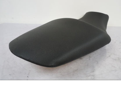 Höger sida på Sadel från en Kawasaki ER-6F -2010 motorcykel.