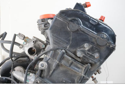 Höger sida på Motor från en Honda CBR 1100 XX -1999 motorcykel.