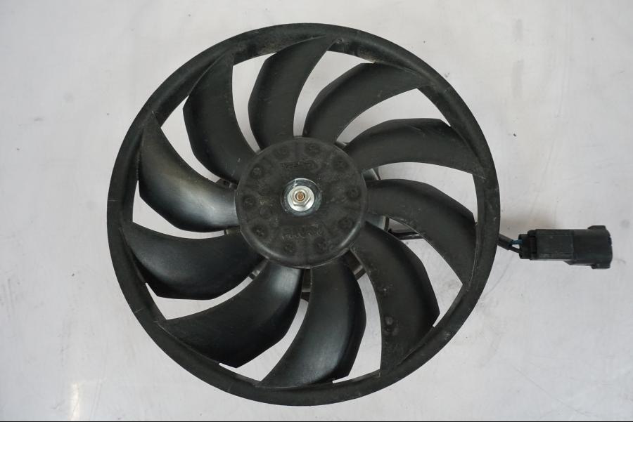 Framsidan på Vattenkylfläkt från en Honda VFR 1200 -2010 motorcykel.