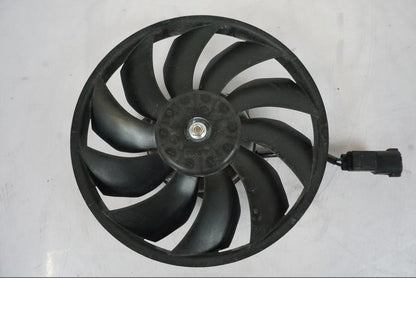 Framsidan på Vattenkylfläkt från en Honda VFR 1200 -2010 motorcykel.