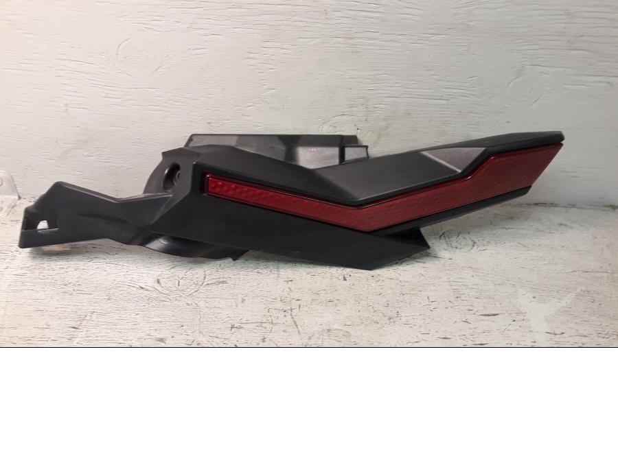 Framsidan på Bakvinge från en Honda ADV 750 -2017 motorcykel.