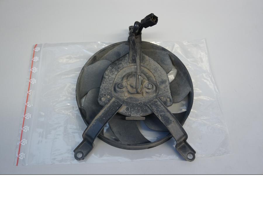 Framsidan på Vattenkylfläkt från en Kawasaki Versys 1000 -2015 motorcykel.