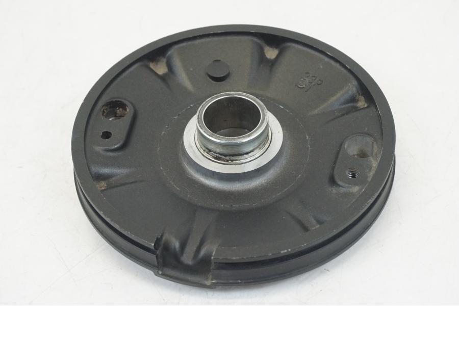 Framsidan på ABS givarfäste från en Yamaha XT 1200 A -2010 motorcykel.