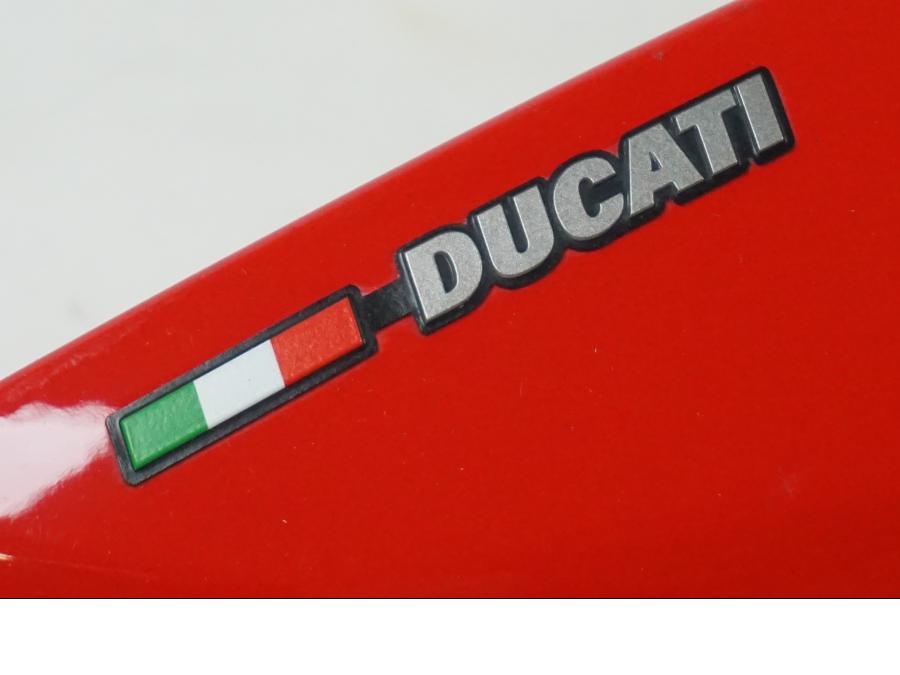 Snett uppifrån på Sidopanel från en Ducati Multistrada 1260 s -2016 motorcykel.