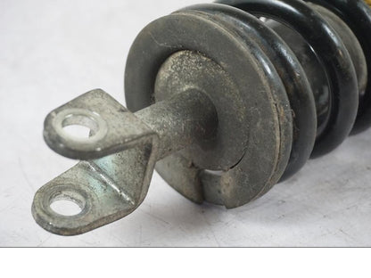 Baksidan på Stötdämpare från en Yamaha XVS 1100 -2000 motorcykel.